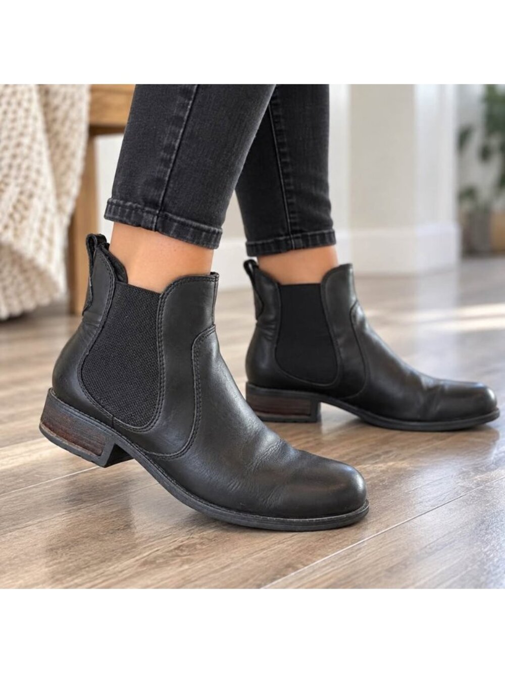 UGG Bonham Black Leather Chelsea Boots Women’s Size 7